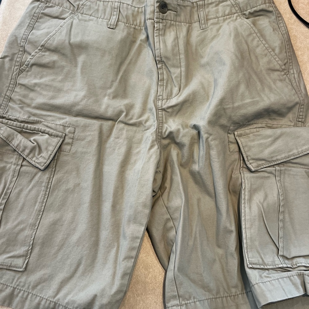Old Navy Men's Cargo Shorts in Light Gray